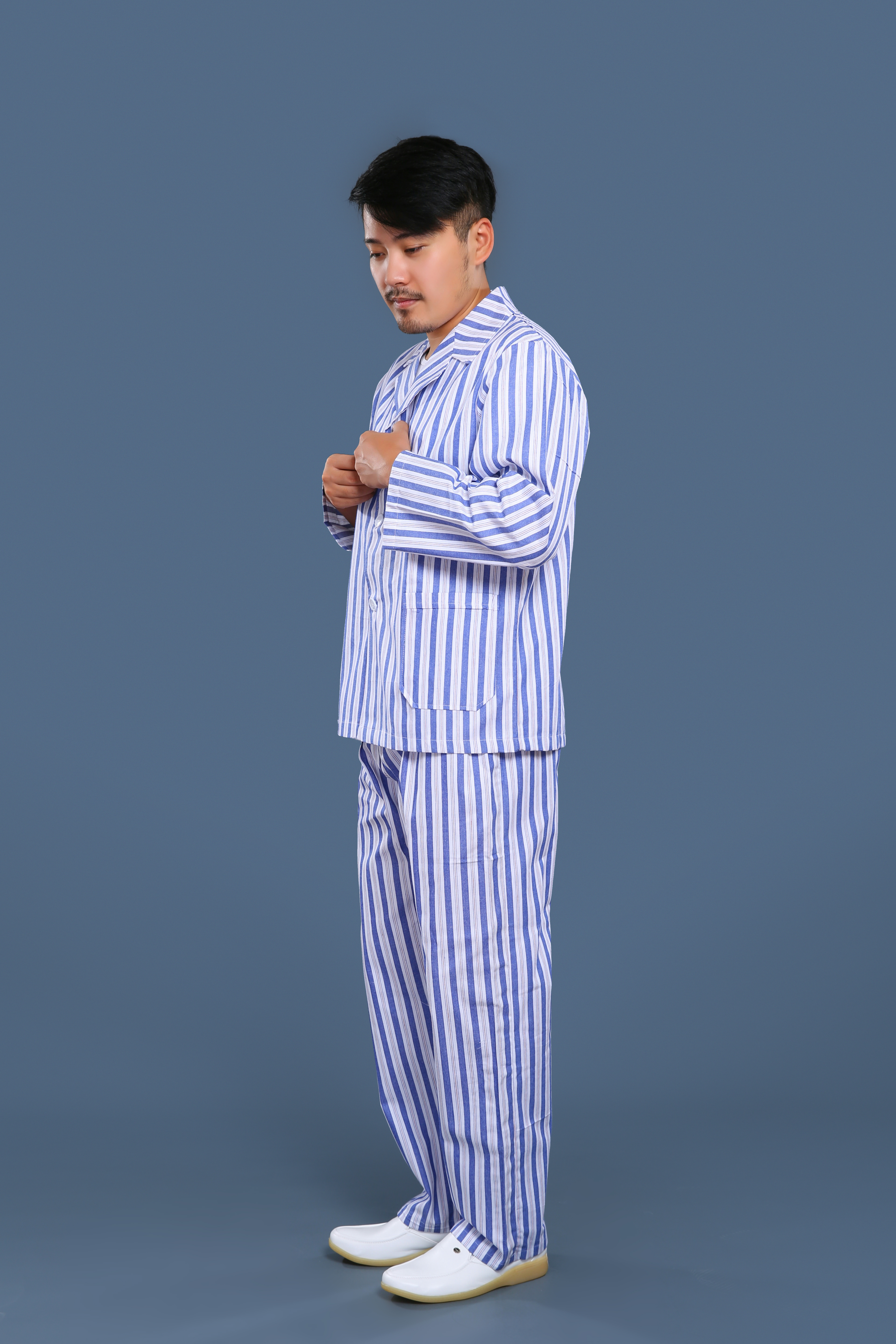 藍(lán)白條紋翻領(lǐng)病號服側(cè)面
